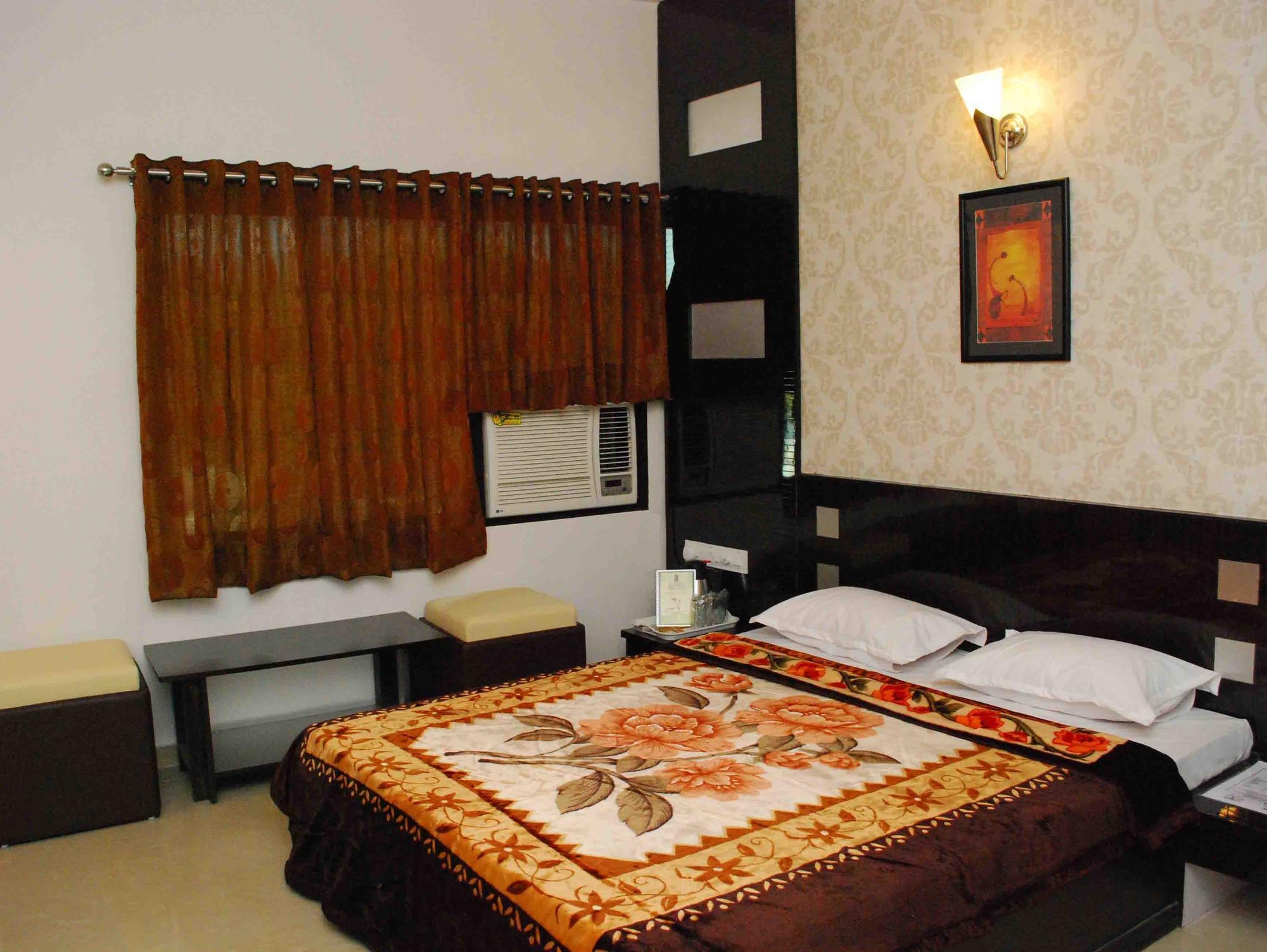 Oyo Flagship 19003 Hotel Rudra Mahal Αχμπανταμπάντ Εξωτερικό φωτογραφία