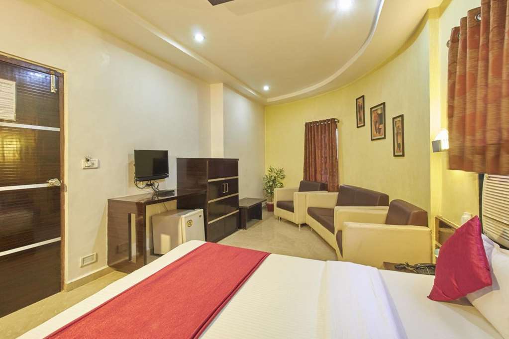 Oyo Flagship 19003 Hotel Rudra Mahal Αχμπανταμπάντ Δωμάτιο φωτογραφία