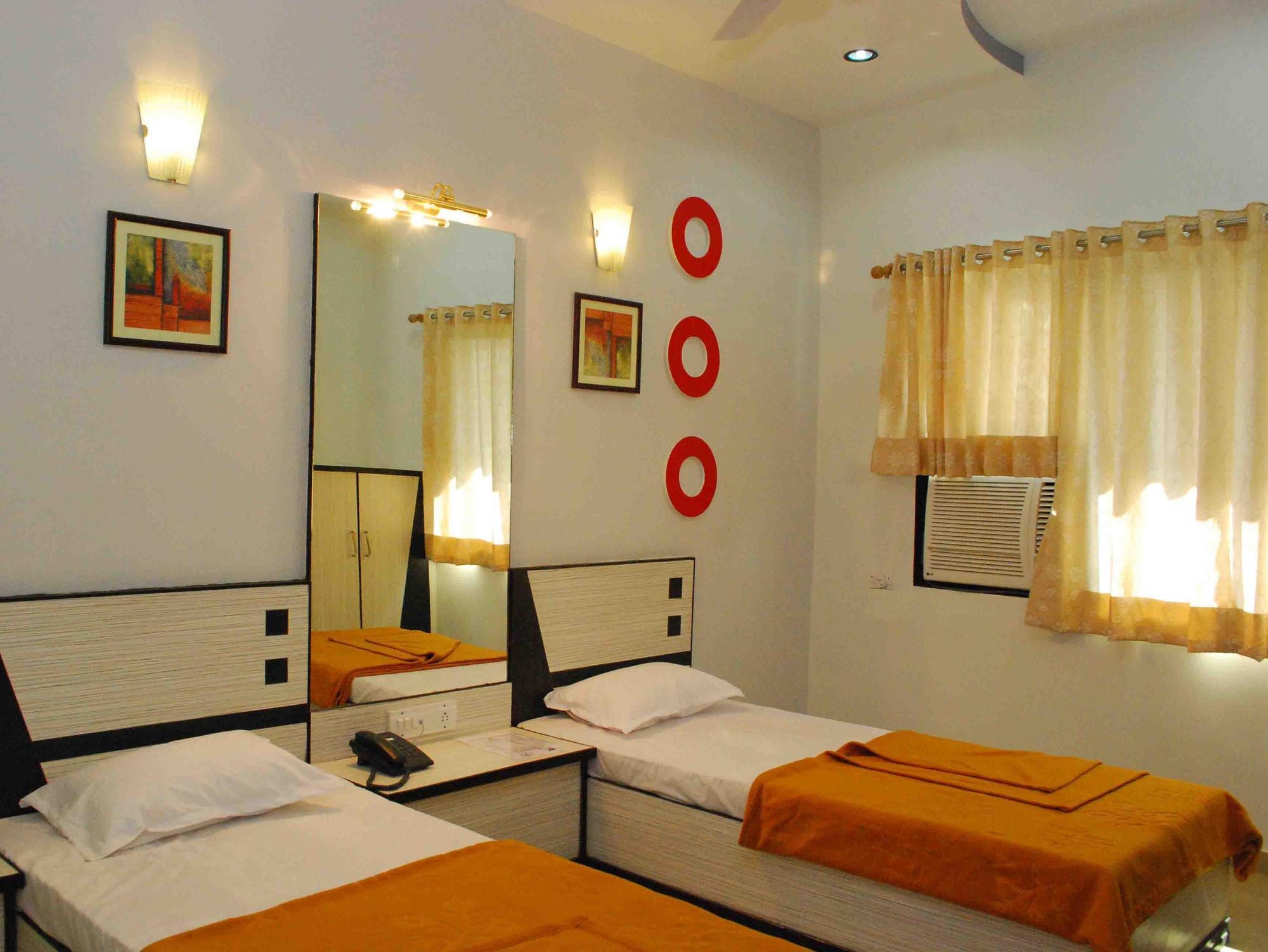 Oyo Flagship 19003 Hotel Rudra Mahal Αχμπανταμπάντ Εξωτερικό φωτογραφία
