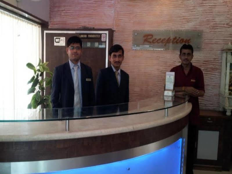 Oyo Flagship 19003 Hotel Rudra Mahal Αχμπανταμπάντ Εξωτερικό φωτογραφία