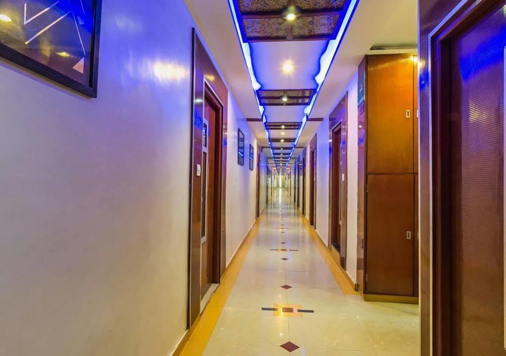 Oyo Flagship 19003 Hotel Rudra Mahal Αχμπανταμπάντ Εξωτερικό φωτογραφία